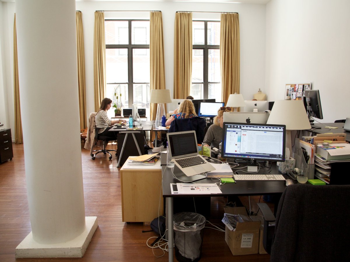 part-of-what-makes-the-space-feel-less-like-an-office-and-more-like-swanky-manhattan-apartment-are-the-curtains-on-the-windows